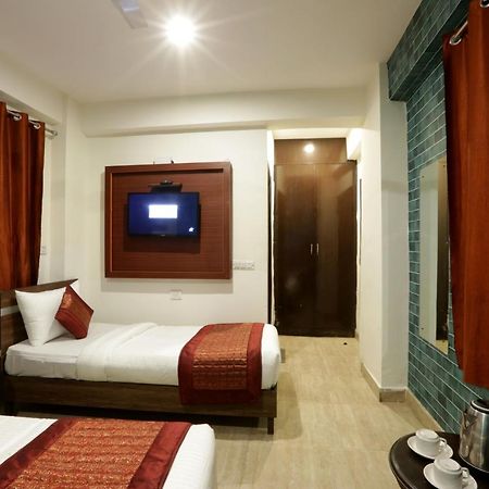 Hotel Emerald Park At Airport Neu-Delhi Exterior foto